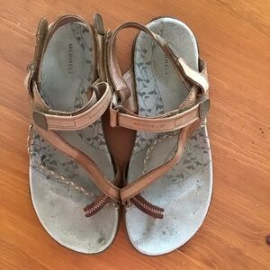 Used Women’s Merrell braided strap, sandals in size 9 But says size 8
